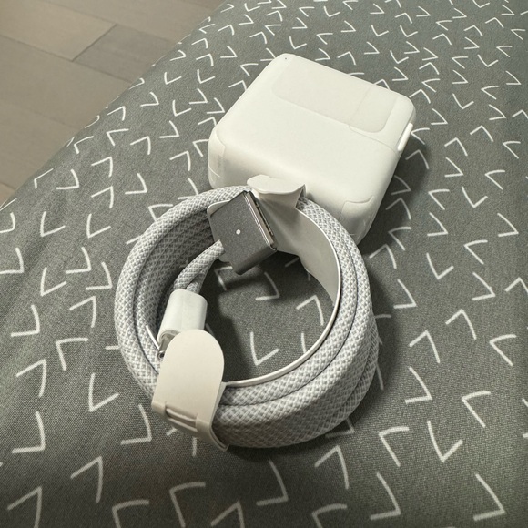 MacBook Air m2 charger 30 watt - Picture 1 of 3